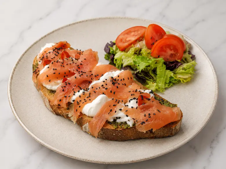 Tosta de salmón y burrata